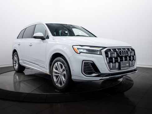 Certified 2025 Audi Q7 Premium w/ Convenience Package image 2
