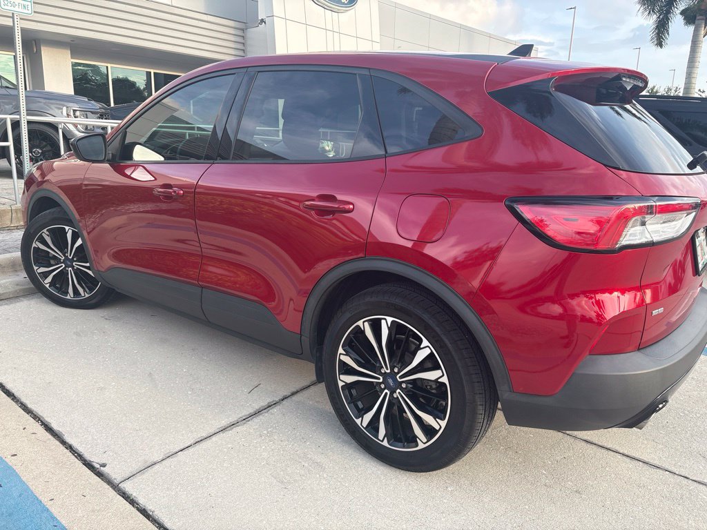 Used 2022 Ford Escape SE w/ SE Sport Appearance Package FWD image 3