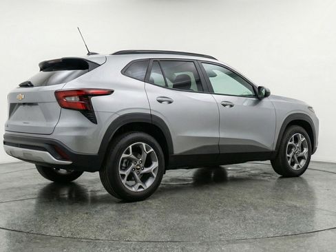 Used 2025 Chevrolet Trax LT w/ LT Convenience Package FWD image 9