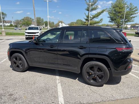 New 2025 Jeep Grand Cherokee Altitude AWD/4WD image 17