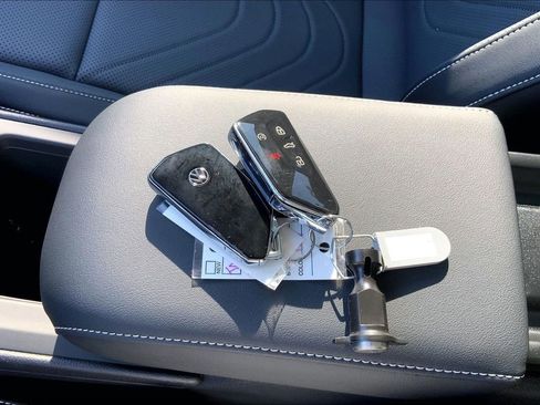 Used 2026 Volkswagen Tiguan SE AWD/4WD image 11