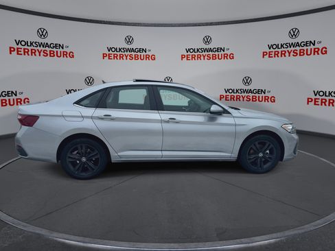 Used 2022 Volkswagen Jetta SE w/ Panoramic Sunroof Package image 9