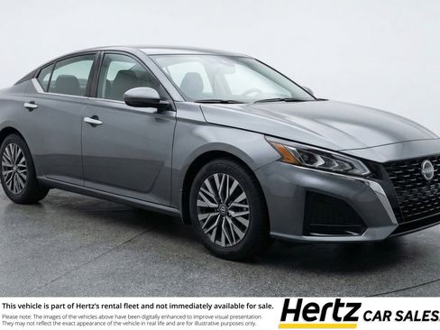 Used 2025 Nissan Altima 2.5 SV image 1