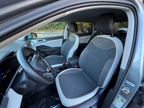 Used 2025 Volkswagen Taos SE image 36