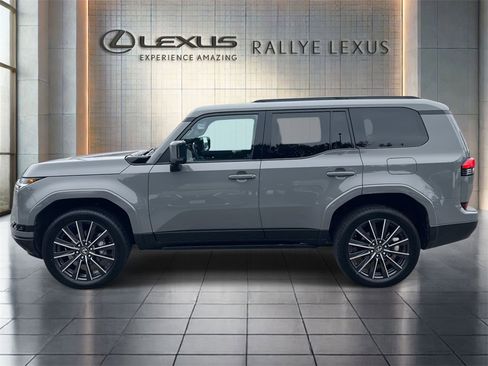Used 2024 Lexus GX 550 w/ Accessory Package (2T) image 4
