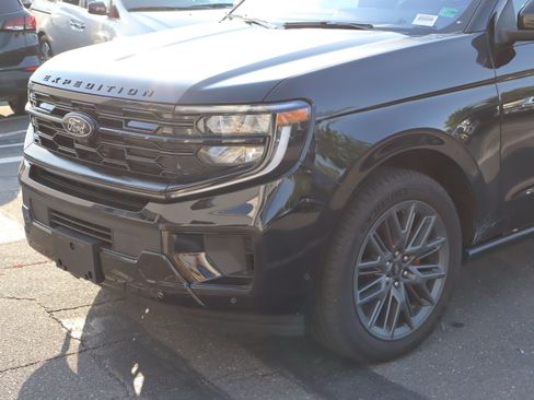 Used 2025 Ford Expedition Platinum w/ Stealth Performance Package AWD/4WD image 17