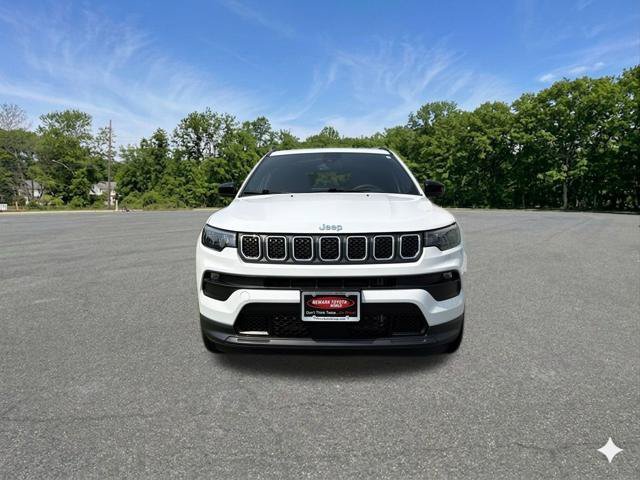 Used 2023 Jeep Compass Latitude AWD/4WD image 3