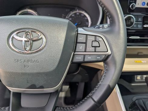 Used 2023 Toyota Highlander XLE AWD/4WD image 14