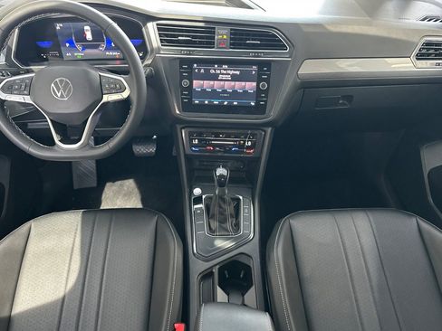 Certified 2023 Volkswagen Tiguan SE FWD image 13