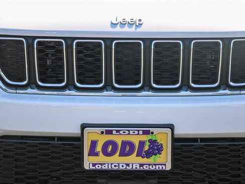 New 2025 Jeep Grand Cherokee Laredo image 7