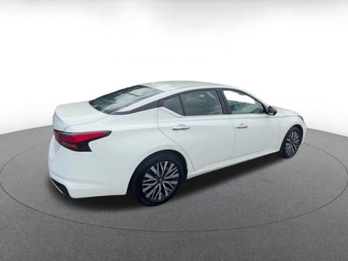 Used 2025 Nissan Altima 2.5 SV FWD image 15