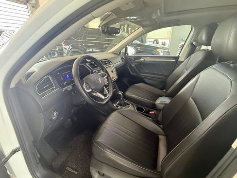 Used 2022 Volkswagen Tiguan SE w/ Panoramic Sunroof Package FWD image 9