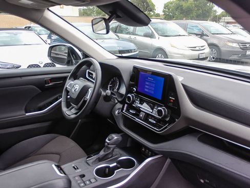 Used 2025 Toyota Highlander LE FWD image 22