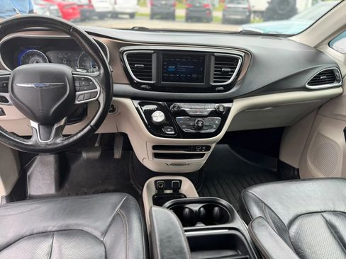 Used 2019 Chrysler Pacifica Touring-L FWD image 20
