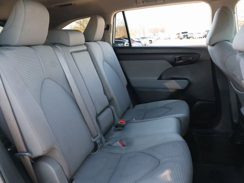 Used 2023 Toyota Highlander L image 32