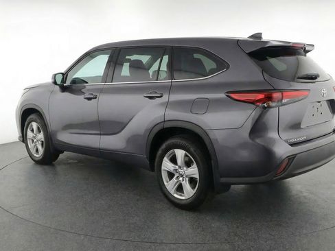 Used 2025 Toyota Highlander LE FWD image 6
