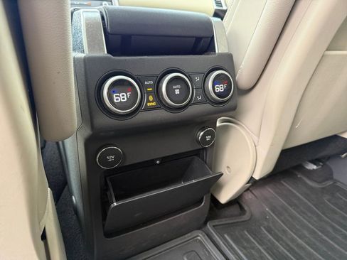 Used 2020 Land Rover Discovery Landmark image 28