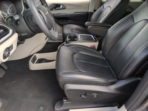 Used 2023 Chrysler Pacifica Touring-L FWD image 16