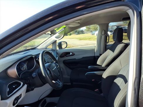 Used 2022 Chrysler Voyager LX image 10