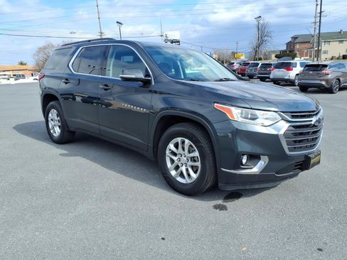 Used 2019 Chevrolet Traverse LT image 2
