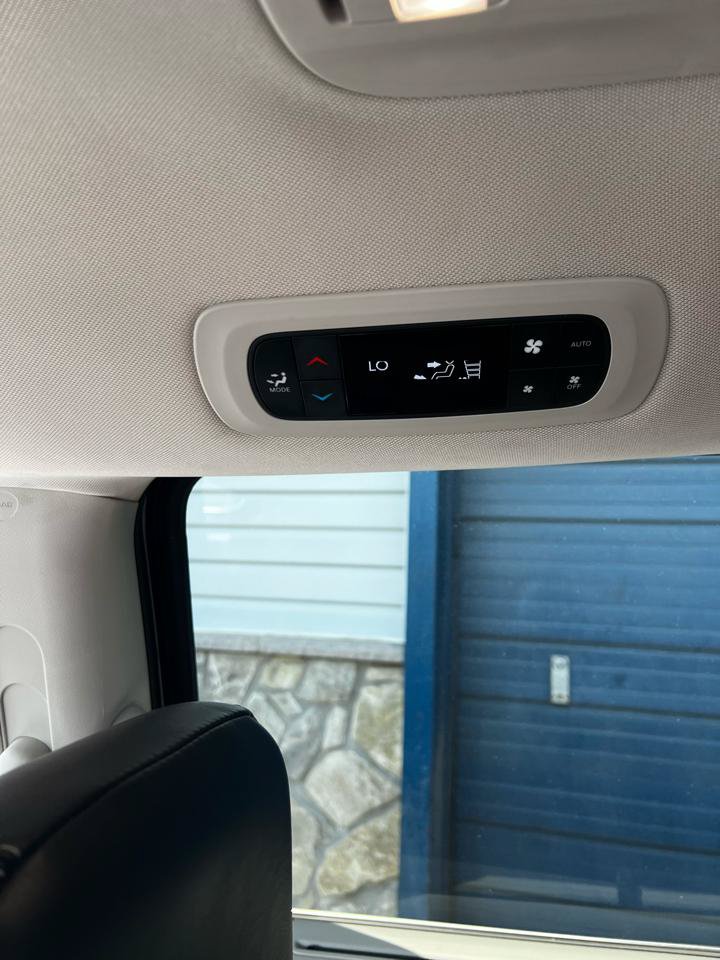 Used 2023 Chrysler Pacifica Touring-L FWD image 12