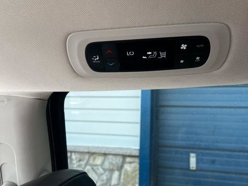 Used 2023 Chrysler Pacifica Touring-L FWD image 12