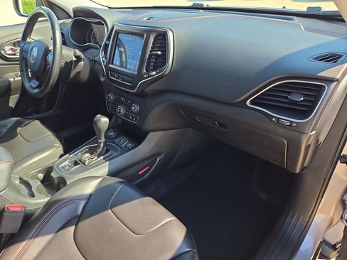 Used 2019 Jeep Cherokee Trailhawk AWD/4WD image 32