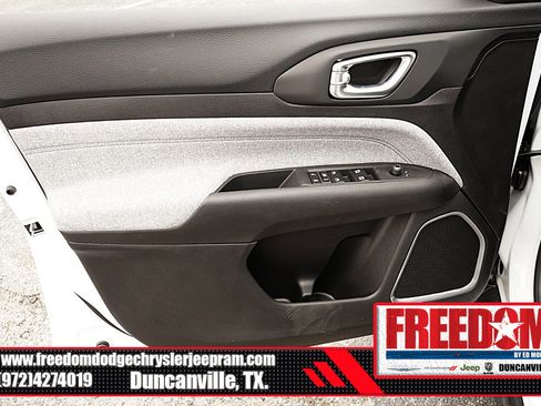 New 2025 Jeep Compass Latitude image 39