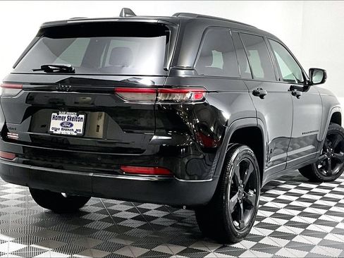 Used 2023 Jeep Grand Cherokee Altitude AWD/4WD image 12