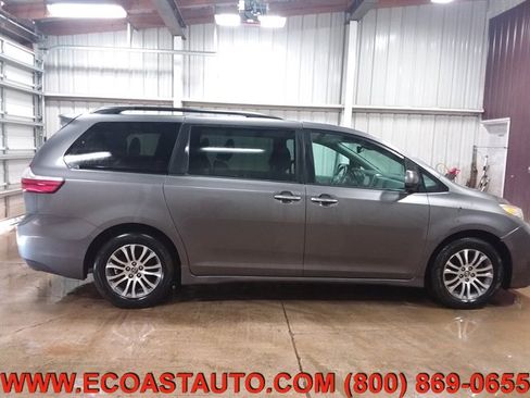 Used 2019 Toyota Sienna XLE image 3