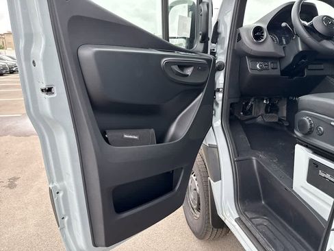 Used 2025 Mercedes-Benz Sprinter 2500 image 22