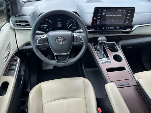 Used 2023 Toyota Sienna XLE AWD/4WD image 7