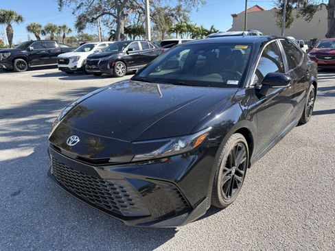 Used 2025 Toyota Camry SE image 3