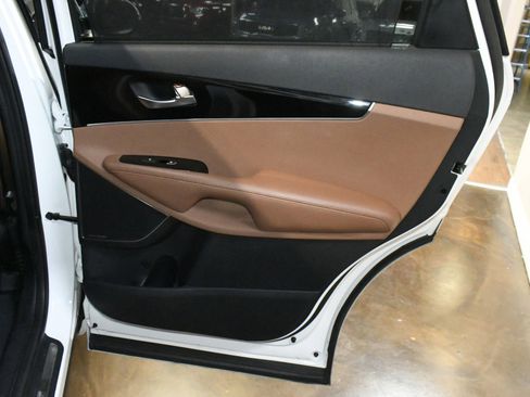 Used 2019 Kia Sorento SX image 44