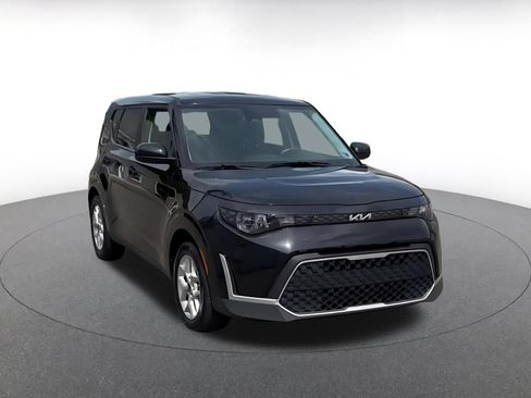 Used 2025 Kia Soul LX w/ LX Technology Package FWD image 3