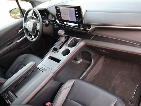 Used 2022 Toyota Sienna XSE image 17