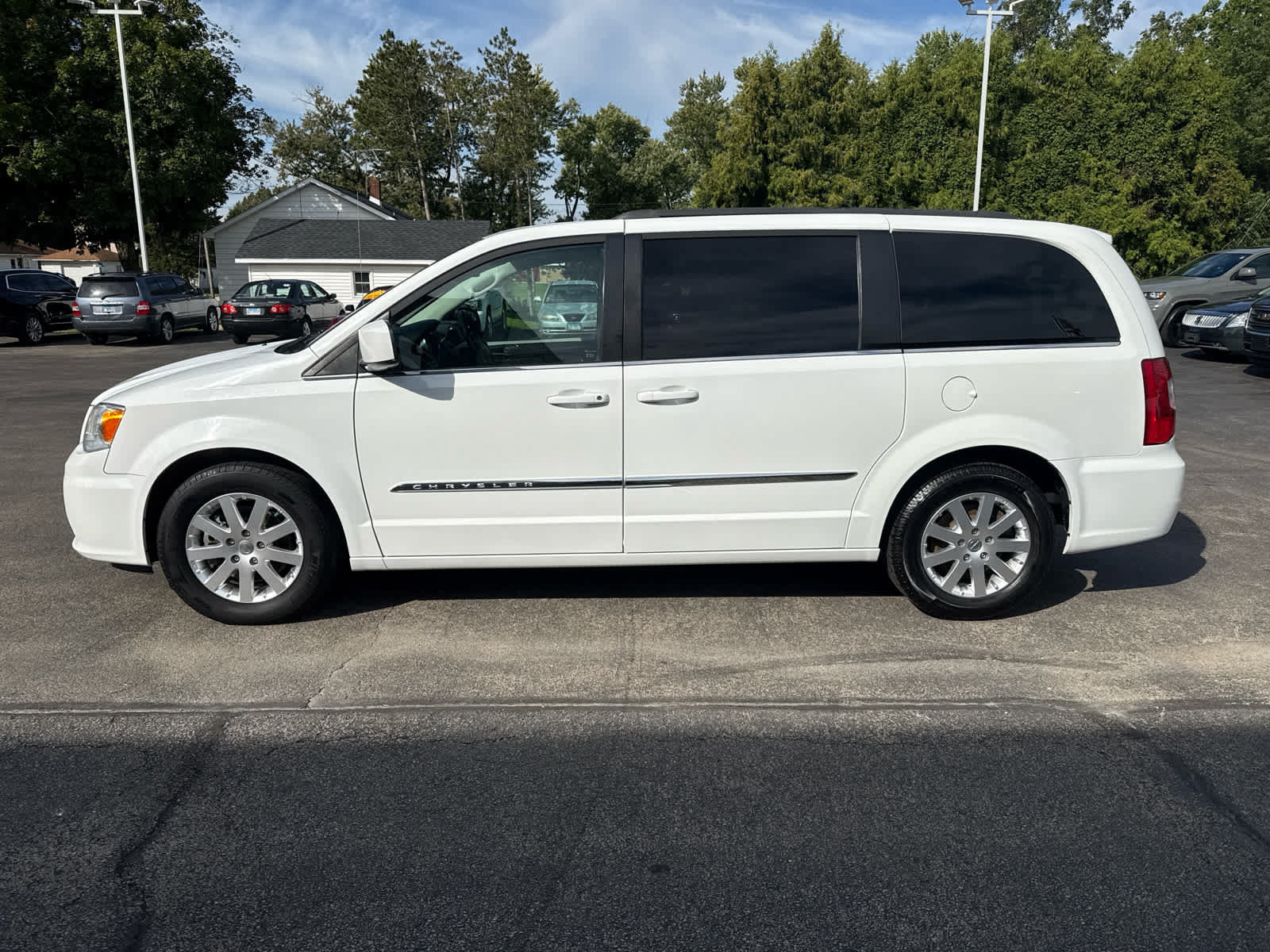 Used 2016 Chrysler Town & Country Touring FWD image 6