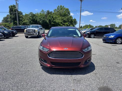 Used 2016 Ford Fusion SE FWD image 2