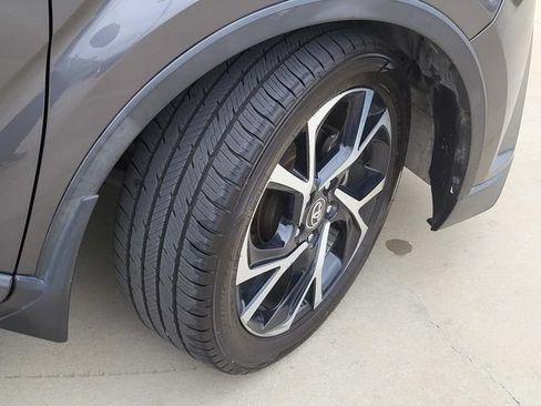 Used 2018 Toyota C-HR XLE FWD image 5