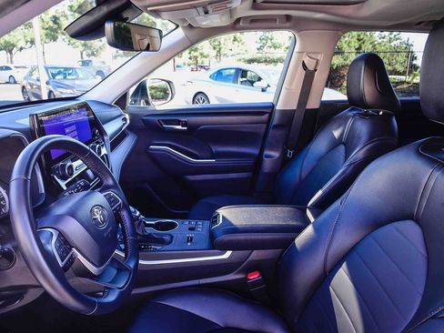 Certified 2025 Toyota Highlander XLE image 23