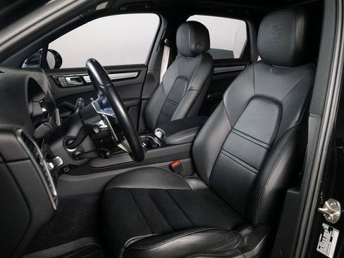 Used 2023 Porsche Cayenne Platinum Edition image 10