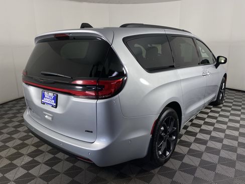 Used 2023 Chrysler Pacifica Touring-L w/ Uconnect Theater Family Group AWD/4WD image 8