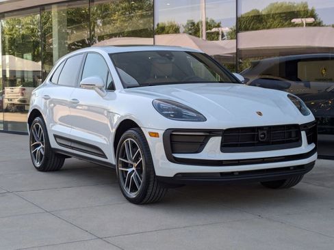 Used 2025 Porsche Macan image 8