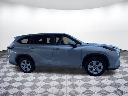Used 2025 Toyota Highlander LE FWD image 8