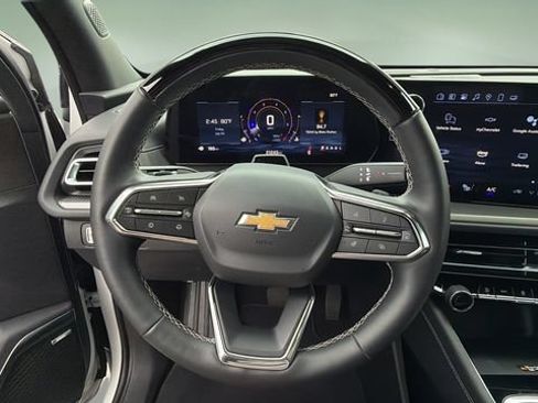 Used 2025 Chevrolet Traverse LT w/ Enhanced Driving Package FWD image 12