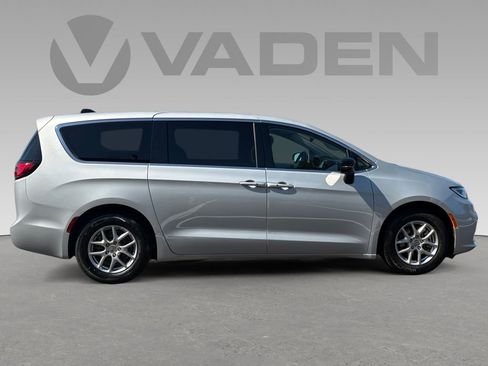 Used 2024 Chrysler Pacifica Touring-L image 6
