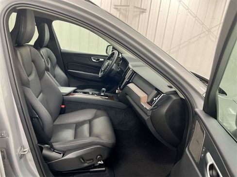 Used 2024 Volvo XC60 B5 Plus image 22