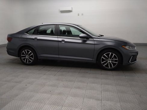 Used 2025 Volkswagen Jetta SE FWD image 11