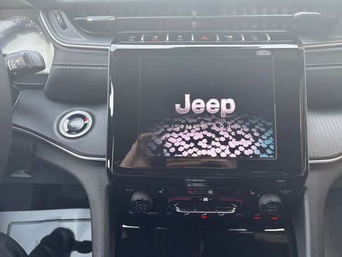 New 2025 Jeep Grand Cherokee Laredo w/ Luxury Tech Group I image 17