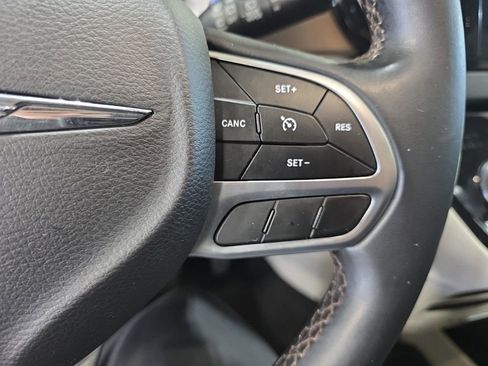 Used 2018 Chrysler Pacifica Touring-L image 21